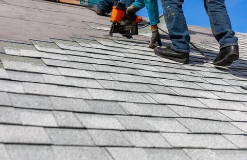 7 Things to Check Before Hiring a Roofer Near Me